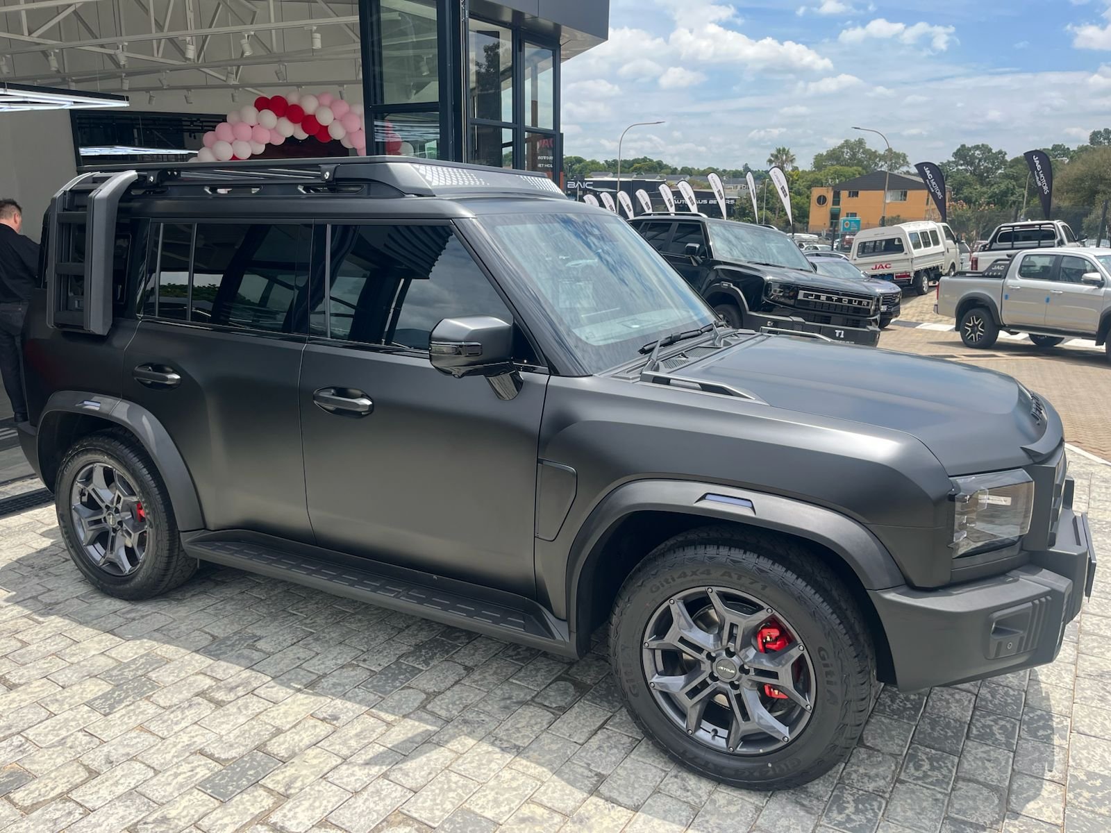Dark grey Jetour T2 three-quarter side view