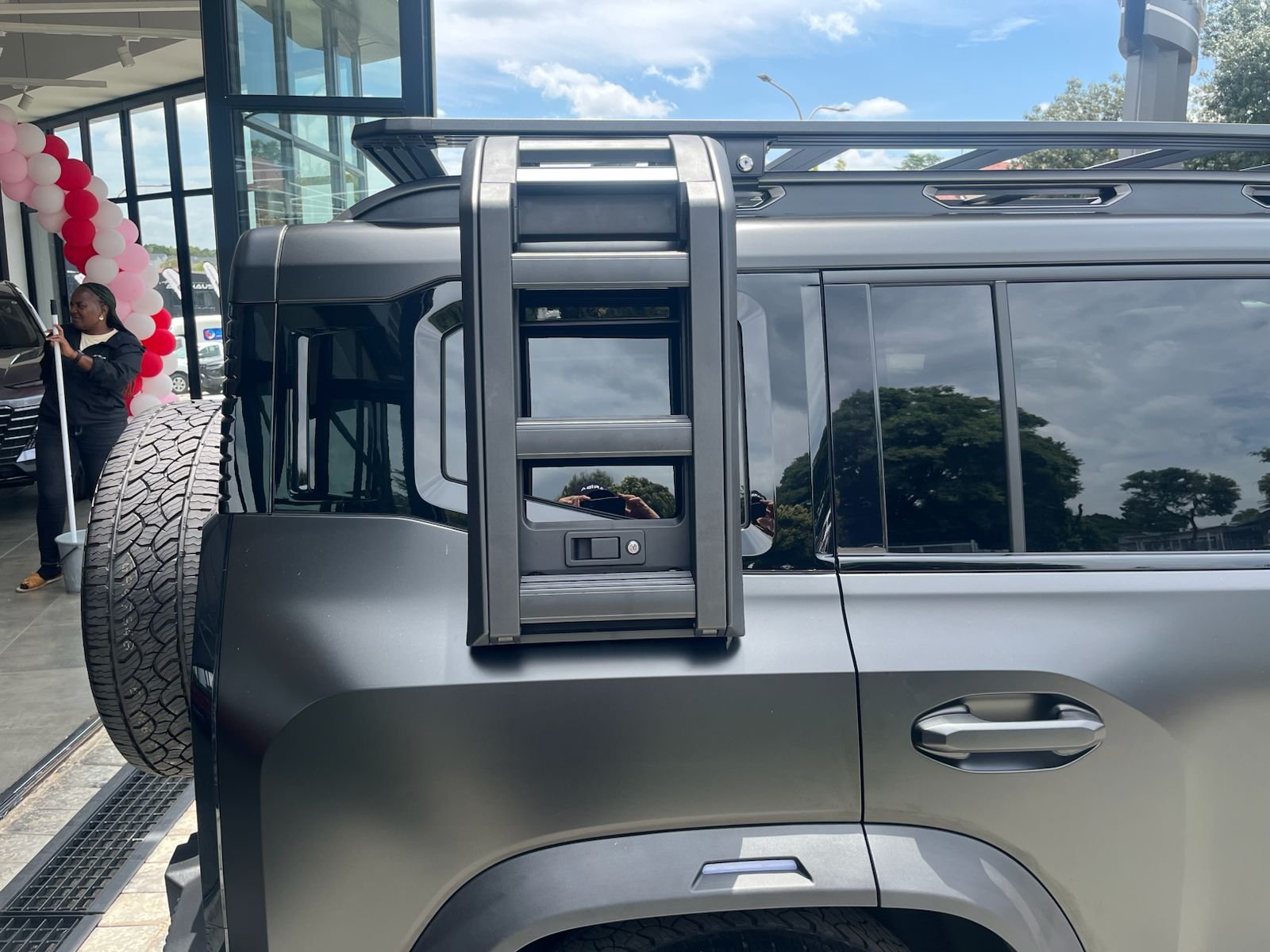 Jetour T2 side ladder and roof rack detail