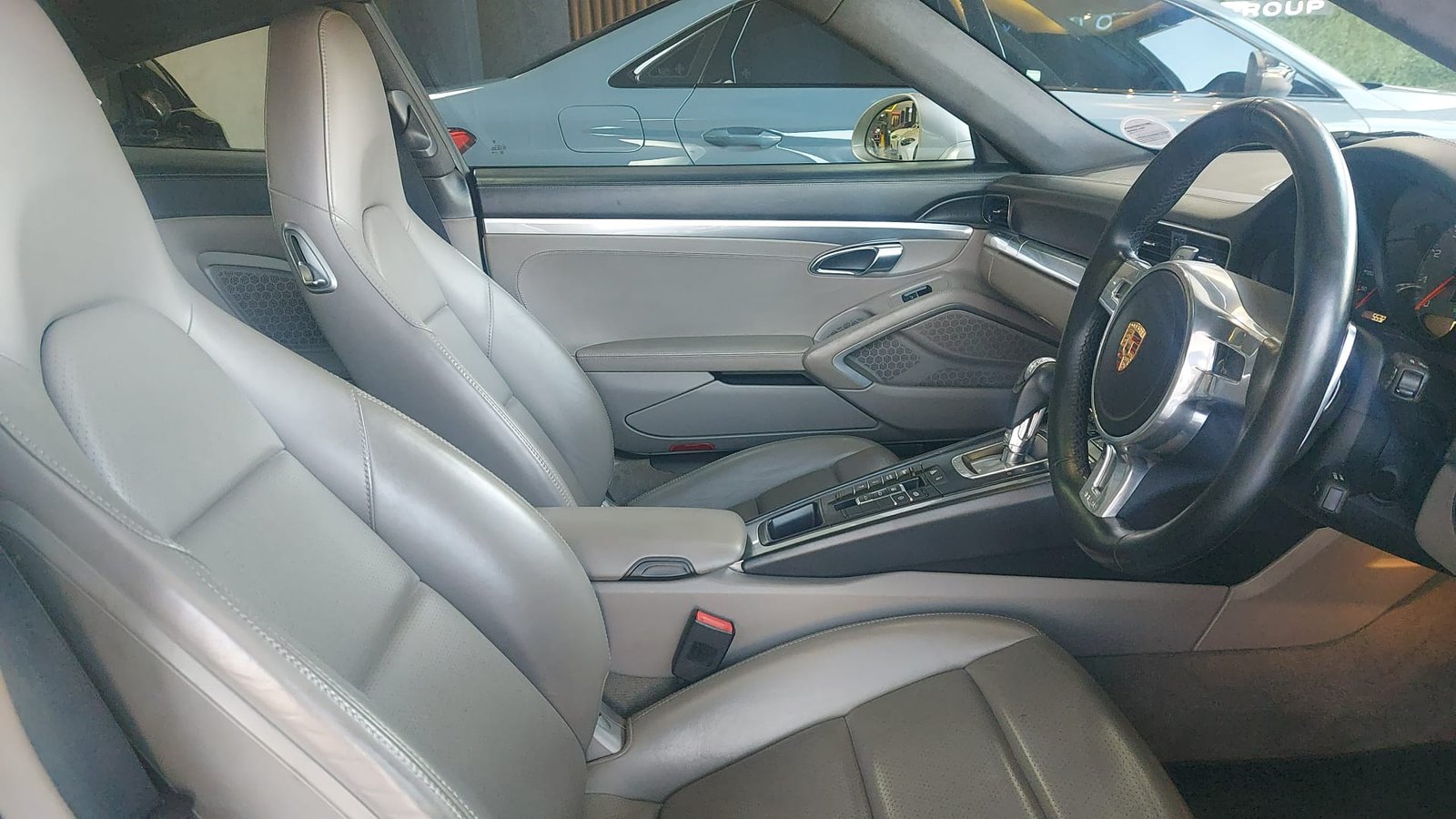 Porsche 911 Carrera 4S leather front seats